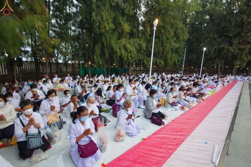 ภาพ No.69678:พิธีตักบาตรพระธรรมยาตราฯ ในโครงการธรรมยาตรากตัญญูบูชา มหาปูชนียาจารย์ พระมงคลเทพมุนี(สด จนฺทสโร) พระผู้ปราบมาร ปีที่ 11 ณ อนุสรณ์สถานลำดับที่ 1 สถานที่เกิดด้วยรูปกายเนื้อ อนุสรณ์สถานมหาวิหารพระมงคลเทพมุนี อ.สองพี่น้อง จ.สุพรรณบุรี