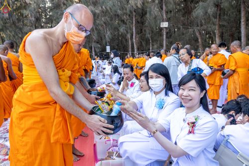 ภาพ No.289404:วันที่ 7 มกราคม พ.ศ. 2569 พิธีตักบาตรพระธรรมยาตรา ณ อนุสรณ์สถานลำดับที่ 1 สถานที่เกิดด้วยรูปกายเนื้อ อนุสรณ์สถานมหาวิหารพระมงคลเทพมุนี (โลตัสแลนด์) อ.สองพี่น้อง จ.สุพรรณบุรี ในโครงการธรรมยาตรา กตัญญูบูชา มหาปูชนียาจารย์ พระมงคลเทพมุนี(สด จนฺทสโร) พระผู้ป