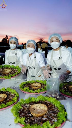 ภาพ No.73056:พิธีถวายภัตตาหารเป็นสังฆทาน แด่คณะพระธรรมยาตราฯ ในโครงการธรรมยาตรากตัญญูบูชา มหาปูชนียาจารย์ พระมงคลเทพมุนี(สด จนฺทสโร) พระผู้ปราบมาร อนุสรณ์สถาน 7 แห่ง ปีที่ 11 วันที่ 21 มกราคม พ.ศ. 2566