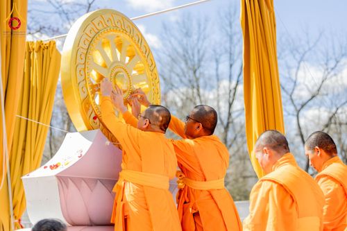 ภาพ No.62453:คณะศิษยานุศิษย์รวมใจสถาปนาและสมโภช ธรรมจักร เพื่ออัญเชิญประดิษฐาน ณ ยอดอุโบสถ 80 ปี หลวงพ่อธัมมชโย วัดพระธรรมกายนิวเจอร์ซี ประเทศสหรัฐอเมริกา  วันอาทิตย์ที่ 7 เมษายน พ.ศ. 2567