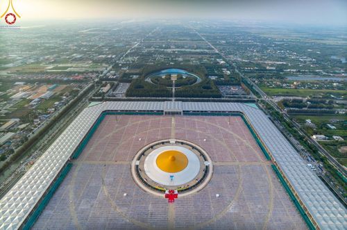 ภาพ No.221635:วันอังคารที่ 22 เมษายน พ.ศ. 2568 ภาพพิธีถวายมหาสังฆทานคณะสงฆ์ 40,000 กว่าวัดทั่วประเทศ เนื่องในวันคุ้มครองโลก ชุดที่ 2 (ปลื้มให้สมการรอคอย) ณ ลานธรรมพระมหาธรรมกายเจดีย์ วัดพระธรรมกาย