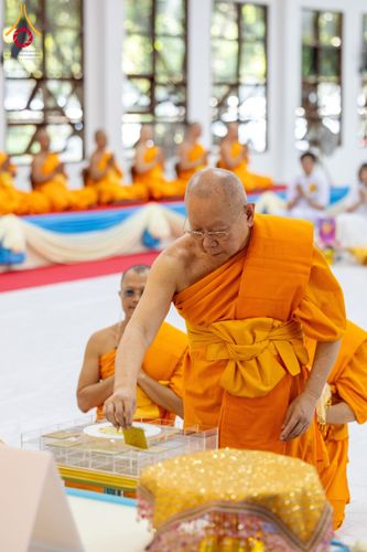 ภาพ No.160876:พิธีเจริญพระพุทธมนต์ และปิดแผ่นทองรูปเหมือน พระเดชพระคุณพระมงคลเทพมุนี (สด จนฺทสโร) พระผู้ปราบมาร จำนวน 3 องค์ วันเสาร์ที่ 5 ตุลาคม พ.ศ. 2567 ณ อาคารปลูกศรัทธา 2 (ชานชลาเดิม) วัดพระธรรมกาย อ.คลองหลวง จ.ปทุมธานี