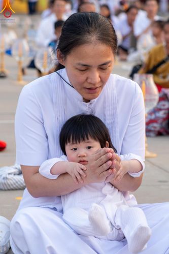 ภาพ No.122049:พิธีจุดประทีปถวายเป็นพุทธบูชา และบูชาธรรมมหาปูชนียาจารย์ พระมงคลเทพมุนี(สด จนฺทสโร) ในโครงการธรรมยาตรา กตัญญูบูชา มหาปูชนียาจารย์ พระมงคลเทพมุนี(สด จนฺทสโร) พระผู้ปราบมาร อนุสรณ์สถาน 7 แห่ง ปีที่ 12 วันที่ 31 มกราคม พ.ศ. 2567 ณ วัดพระธรรมกาย จ.ปทุมธานี
