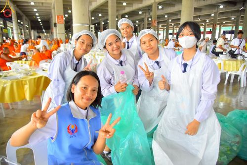 ภาพ No.219479:วันอังคารที่ 22 เมษายน พ.ศ. 2568 พิธีมอบปัจจัยช่วยเหลือครู 4 จังหวัดชายแดนภาคใต้ , พิธีกล่าวคำถวายอุปกรณ์ เพื่อเตรียมการต้อนรับคณะสงฆ์ฯ , พิธีกล่าวคำถวายภัตตาหารเป็นสังฆทาน , คณะสงฆ์ฉันภัตตาหารเพล  เนื่องในวันคุ้มครองโลก พิธีถวายมหาสังฆทานแด่คณะสงฆ์