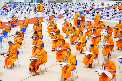 ภาพ No.208859:พระบาทสมเด็จพระเจ้าอยู่หัวทรงพระกรุณาโปรดเกล้าฯ พระราชทานภัตตาหารพระราชทาน แด่พระภิกษุ สามเณร ในการสอบบาลีสนามหลวง ณ วัดพระธรรมกาย วันที่ 22 กุมภาพันธ์ พ.ศ. 2568 ณ วัดพระธรรมกาย อำเภอคลองหลวง จังหวัดปทุมธานี