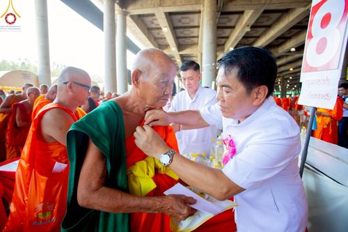 ภาพ No.219350:บรรยากาศการเดินทางเข้าวัดพระธรรมกาย , การต้อนรับปฏิสันถาร , การฉันภัตตาหารเช้า , การลงทะเบียนพระสังฆาธิการ  เนื่องในวันคุ้มครองโลก พิธีถวายมหาสังฆทานคณะสงฆ์ 40,000 กว่าวัดทั่วประเทศ ณ วัดพระธรรมกาย