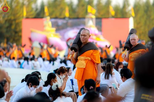 ภาพ No.107936:พิธีต้อนรับพระธรรมยาตรา ในโครงการธรรมยาตรากตัญญูบูชา มหาปูชนียาจารย์ พระมงคลเทพมุนี(สด จนฺทสโร) พระผู้ปราบมาร อนุสรณ์สถาน 7 แห่ง ปีที่ 12 วันที่ 7 มกราคม พ.ศ. 2567 ณ อนุสรณ์สถานคลองบางนางแท่น  อ.สามพราน จ.นครปฐม