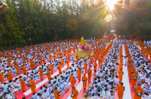 ภาพ No.107451:พิธีตักบาตรพระธรรมยาตราฯ ในโครงการธรรมยาตรากตัญญูบูชา มหาปูชนียาจารย์ พระมงคลเทพมุนี(สด จนฺทสโร) พระผู้ปราบมาร ปีที่ 12 ณ อนุสรณ์สถานมหาวิหารพระมงคลเทพมุนี อ.สองพี่น้อง จ.สุพรรณบุรี วันที่ 7 มกราคม พ.ศ. 2567