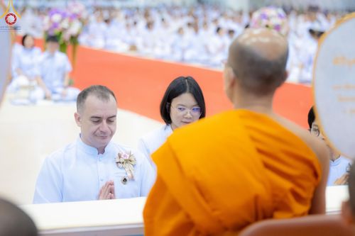 ภาพ No.146165:วันมหารำลึก ครั้งที่ 34 พิธีร่วมรำลึกถึงนักสร้างบารมีที่ล่วงลับไปแล้ว , พิธีสวดพระพุทธมนต์ ณ ห้องแก้วสารพัดนึก 1 วัดพระธรรมกาย วันเสาร์ที่ 27 กรกฎาคม พ.ศ. 2567