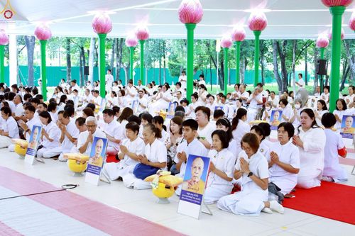 ภาพ No.228934:วันเสาร์ที่ 14 มิถุนายน พ.ศ. 2568 พิธีเวียนประทักษิณ , พิธีขอขมารับผ้าไตร ในโครงการบรรพชาอุปสมบทหมู่ ผู้บริหารรุ่นที่ 15 และ อุดมศึกษา รุ่นที่ 52 ณ โบสถ์พระไตรปิฎก วัดพระธรรมกาย