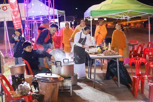 ภาพ No.187224:พิธีตักบาตรพระ ๕๐๐ รูป "สร้างบุญใหญ่ ส่งท้ายปีเก่า ต้อนรับปีใหม่ ๒๕๖๘" วันเสาร์ที่ ๒๘ ธันวาคม พ.ศ. ๒๕๖๗ ณ ถนนหน้าที่ว่าการอำเภอภูเรือ จังหวัดเลย