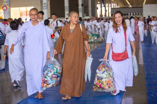 ภาพ No.124500:พิธีตักบาตรในวันมาฆบูชา ณ บ้านแก้วเรือนทองคุณยายฯ วัดพระธรรมกาย จ.ปทุมธานี วันเสาร์ที่ 24 กุมภาพันธ์ พ.ศ. 2567