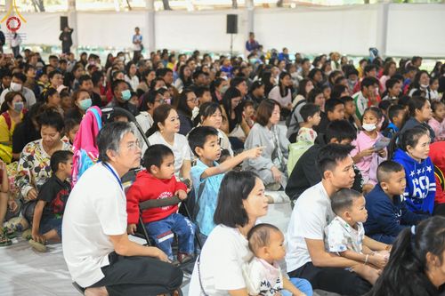 ภาพ No.193940:วัดพระธรรมกาย จัดงานวันเด็กแห่งชาติ ประจำปี พ.ศ.2568 ออกร้านอาหาร 200 ร้าน มอบของขวัญหลายหมื่นชิ้น วันที่ 12 มกราคม พ.ศ. 2568 วัดพระธรรมกาย อ.คลองหลวง จ.ปทุมธานี