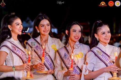 ภาพ No.224553:วันจันทร์ที่ 12 พฤษภาคม พ.ศ. 2568  ชาวพุทธในอินโดนีเซีย ร่วมฉลองวิสาขบูชาจุดประทีปกว่า 200,000 ดวง ณ พระมหาเจดีย์บรมพุทโธ  เจริญพุทธมนต์ถวาย “พระวชิรเกล้าเจ้าอยู่หัว”