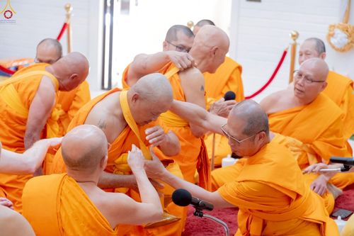 ภาพ No.252312:วันที่ 4-5 ตุลาคม พ.ศ. 2568  วัดพระธรรมกายแคลิฟอร์เนีย ประเทศสหรัฐอเมริกา ได้จัดพิธีตัดปอยผม โดยคณะสงฆ์ ญาติ ๆ และสาธุชน ให้กับนาคธรรมทายาท 8 ท่าน และได้จัดพิธีบรรพชา-อุปสมบท ฉลองพิธีทอดกฐินบรมจักรพรรดิ สร้างอุโบสถ 82 ปี บูชาธรรมหลวงพ่อธัมมชโย