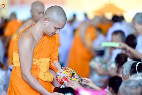 ภาพ No.263944:วันอาทิตย์ที่ 2 พฤศจิกายน พ.ศ. 2568 พิธีตักบาตรอาทิตย์ต้นเดือน ณ บ้านแก้วเรือนทองคุณยายฯ วัดพระธรรมกาย