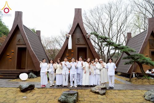 ภาพ No.221041:วันที่ 13 เมษายน พ.ศ. 2568 พิธีโปรยรัตนชาติปฐมเริ่มสถาปนาเจดีย์ และ พิธีเปิดหมู่บ้านปฏิบัติธรรม เพื่อการบรรลุธรรม ณ วัดป่าธรรมกายนานาชาติโทชิหงิ  ประเทศญี่ปุ่น