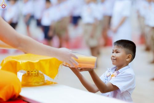 ภาพ No.245992:วันเสาร์ที่ 13 กันยายน พ.ศ. 2568 พิธีมอบผ้าไตรประธานกฐินสัมฤทธิ์เด็กดี V-Star ณ สภาธรรมกายสากล วัดพระธรรมกาย