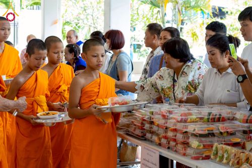ภาพ No.218126:วันอาทิตย์ที่ 13 เมษายน พ.ศ. 2568 พิธีตักบาตรฉลองสามเณรใหม่ 75 รูป เนื่องในวันสงกรานต์ (โครงการบรรพชาสามเณรฟื้นฟูพระพุทธศาสนาทั่วไทย ประจำปีพุทธศักราช 2568) ณ ศูนย์ปฏิบัติธรรมระยอง(บ้านช่องลม) ตำบลบางบุตร อำเภอบ้านค่าย จังหวัดระยอง