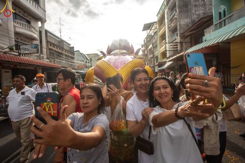 ภาพ No.128560:พิธีอัญเชิญพระบรมสารีริกธาตุ " ใจกลางเมืองนครหาดใหญ่ " เพื่อประดิษฐาน ณ มหารัตนเจดีย์สิริปทุมสวรรค์ (เจดีย์อริยพุทธะ 5 พระองค์) ศูนย์ปฏิบัติธรรมภาคใต้ อ.บางกล่ำ จ.สงขลา  วันที่ 9 มีนาคม พ.ศ. 2567 (ชุดที่ 2)