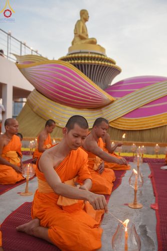 ภาพ No.201646:พิธีจุดประทีปถวายเป็นพุทธบูชา และบูชาธรรมมหาปูชนียาจารย์ ณ อาคารธรรมยาตรา กตัญญูบูชามหาปูชนียาจารย์ ตรงข้ามวัดปากน้ำภาษีเจริญ จ.กรุงเทพมหานคร ในโครงการธรรมยาตรา กตัญญูบูชา มหาปูชนียาจารย์ พระมงคลเทพมุนี(สด จนฺทสโร) พระผู้ปราบมาร อนุสรณ์สถาน 7 แห่ง