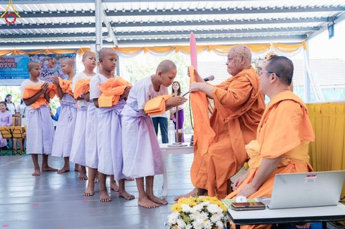 ภาพ No.133518:พิธีขอขมารับผ้าไตร, พิธีบรรพชาสามเณร, สามเณรออกบิณฑบาต ในโครงการบรรพชาสามเณร ฟื้นฟูพระพุทธศาสนาทั่วไทย  ณ ศูนย์ปฏิบัติธรรม และอบรมเยาวชนเมืองยะลา วันที่ 3 เมษายน พ.ศ. 2567