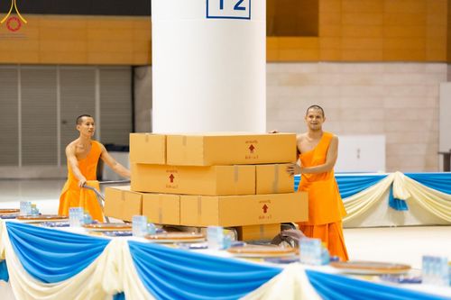 ภาพ No.60906:V.37 ยิ่งกว่าดี เพื่อ 80 ปีของพ่อ ภาพการเตรียมงานของหน่วยงานต่างๆ เพื่อพิธีฉลองอายุวัฒนมงคล 80 ปี หลวงพ่อธัมมชโย และรับถวายมหาสังฆทาน 10,000 กว่าวัดทั่วประเทศ ในวันคุ้มครองโลก วันจันทร์ที่ 22 เมษายน พ.ศ. 2567