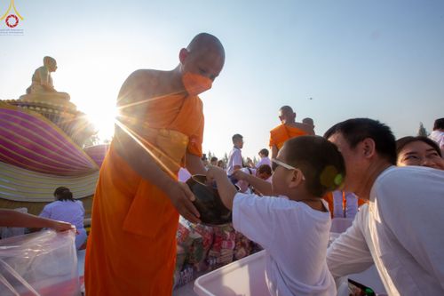 ภาพ No.110319:พิธีตักบาตรพระธรรมยาตราฯ ในโครงการธรรมยาตรากตัญญูบูชา มหาปูชนียาจารย์ พระมงคลเทพมุนี(สด จนฺทสโร) พระผู้ปราบมาร ปีที่ 12 ณ อนุสรณ์สถานลำดับที่ 2 สถานที่ตั้งมโนปณิธานบวชตลอดชีวิต อนุสรณ์สถานบางนางแท่น จ.นครปฐม วันที่ 11 มกราคม พ.ศ. 2567