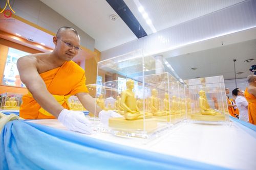 ภาพ No.159552:สัมมนาพิเศษและพิธีมอบองค์พระธรรมกาย 2,000 องค์ ณ ห้องแก้วสารพัดนึก 1 วัดพระธรรมกาย วันอาทิตย์ต้นเดือนที่ 6 ตุลาคม พ.ศ. 2567