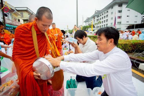 ภาพ No.226153:วันอาทิตย์ที่ 25 พฤษภาคม พ.ศ. 2568 พิธีตักบาตรพระ 1,000 รูปเมืองตรัง ครบรอบ 110 ปี เมืองทับเที่ยง ถวายเป็นพุทธบูชา ถวายเป็นพระราชกุศลแด่รัชกาลที่ 10 และอุทิศส่วนกุศลแด่อดีตเจ้าเมืองตรัง และบรรพบุรุษ ณ บริเวณหน้าศาลากลางจังหวัดตรัง ถนนพระราม 6