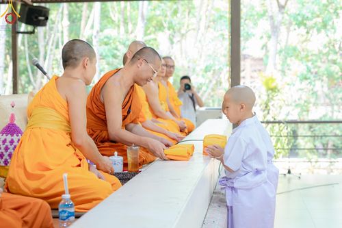 ภาพ No.135125: พิธีบรรพชาสามเณร  พิธีตักบาตรฉลองสามเณรใหม่ วันที่ 1 เมษายน พ.ศ.2567 ในโครงการบรรพชาสามเณรฟื้นฟูพระพุทธศาสนาทั่วไทย ณ ศูนย์ปฏิบัติธรรมแก้วเมืองเลย