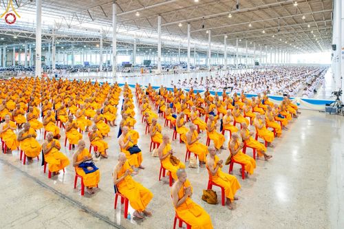 ภาพ No.143469:พิธีตักบาตร ข้าวสารอาหารแห้ง ณ บ้านแก้วเรือนทองคุณยายฯ และ พิธีบูชาข้าวพระ  ณ สภาธรรมกายสากล วัดพระธรรมกาย วันอาทิตย์ที่ 7 กรกฎาคม พ.ศ. 2567