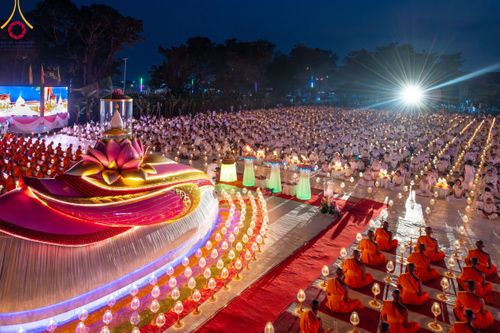 ภาพ No.112088:พิธีจุดประทีปถวายเป็นพุทธบูชา และบูชาธรรมมหาปูชนียาจารย์ พระมงคลเทพมุนี(สด จนฺทสโร) ในโครงการธรรมยาตรา กตัญญูบูชา มหาปูชนียาจารย์ พระมงคลเทพมุนี(สด จนฺทสโร) พระผู้ปราบมาร อนุสรณ์สถาน 7 แห่ง ปีที่ 12 วันที่ 14 มกราคม พ.ศ. 2567 ณ วัดสองพี่น้อง อ.สองพี่น้อง