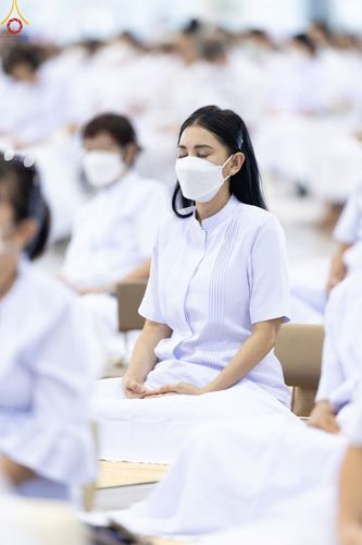 ภาพ No.89519:พิธีตักบาตร ข้าวสารอาหารแห้ง พิธีบูชาข้าวพระ และพิธีจุดเทียนใจ ไฟนิรันดร์  อนันตชัย ณ สภาธรรมกายสากล วัดพระธรรมกาย วันอาทิตย์ที่ 1 ตุลาคม พ.ศ. 2566