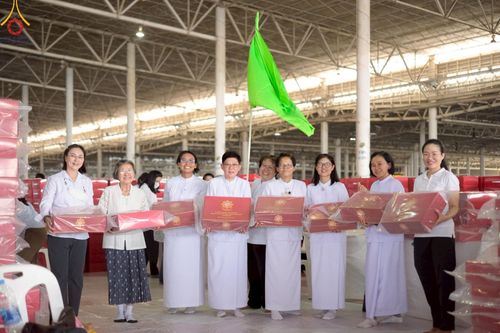 ภาพ No.214408:วันที่ 29 มีนาคม พ.ศ.2568 กิจกรรมใส่ถุงซิปกล่องไทยธรรม เพื่อรักษาความประณีตของกล่องไทยธรรม ในทุกสภาพอากาศ ณ บ้านแก้วเรือนทองคุณยาย วัดพระธรรมกาย