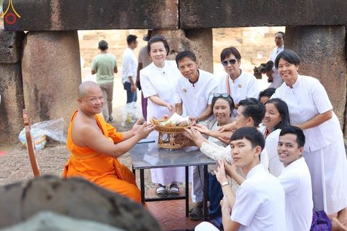 ภาพ No.58767:พิธีตักบาตรพระ ๑,๐๐๐ รูป สมโภชครบรอบ ๘๐๐ ปี พระบรมธาตุเมืองเชลียง ณ วัดพระศรีรัตนมหาธาตุ ราชวรวิหาร  (วัดพระปรางค์) ต.ศรีสัชนาลัย  อ.ศรีสัชนาลัย จ.สุโขทัย วันพฤหัสบดีที่ ๒๕ เมษายน พ.ศ. ๒๕๖๗