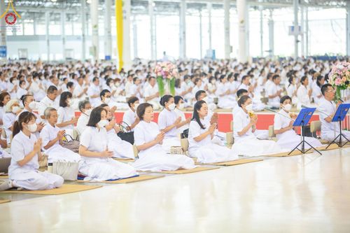 ภาพ No.123094:พิธีตักบาตร และพิธีบูชาข้าวพระ ในวันอาทิตย์ต้นเดือนที่ 4 กุมภาพันธ์ พ.ศ. 2567 ณ วัดพระธรรมกาย จ.ปทุมธานี