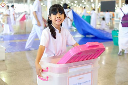 ภาพ No.243553:วันที่ 7 กันยายน พ.ศ. 2568 พิธีตักบาตร ข้าวสารอาหารแห้ง ในวันครูผู้ค้นพบวิชชาธรรมกาย ณ บ้านแก้วเรือนทองคุณยายฯ สภาธรรมกายสากล วัดพระธรรมกาย