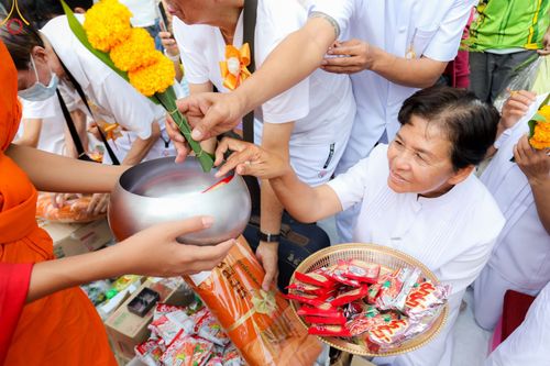 ภาพ No.85973:ตักบาตรพระนานาชาติ 10,000 รูป ใจกลางนครหาดใหญ่ จ.สงขลา วันอาทิตย์ที่ 20 สิงหาคม พ.ศ. 2566