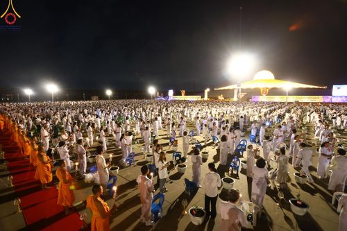 ภาพ No.160657:พิธีจุดประทีป 20,000 ดวง บูชาพระมหาธรรมกายเจดีย์ และบูชาพระมงคลเทพมุนี (สด จนฺทสโร) พระผู้ปราบมาร ณ ลานธรรม พระมหาธรรมกายเจดีย์ วัดพระธรรมกาย จ.ปทุมธานี วันที่ 10 ตุลาคม พ.ศ. 2567