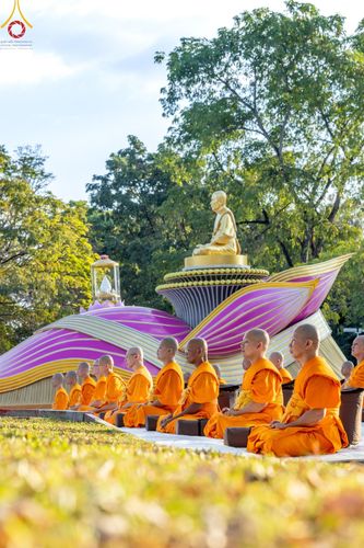 ภาพ No.187000:พระธรรมยาตราปฏิบัติธรรม และถ่ายภาพหมู่ประวัติศาสตร์ ปีที่ 13 ณ ลานทิศตะวันออก มหาวิหารพระมงคลเทพมุนี วัดพระธรรมกาย จ.ปทุมธานี วันเสาร์ที่ 28 ธันวาคม พ.ศ. 2567