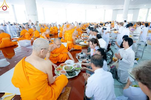 ภาพ No.205757:พิธีสวดพระพุทธมนต์ และถวายภัตตาหารเมนูสวรรค์แด่พระภิกษุ สามเณร วันจันทร์ที่ 3 กุมภาพันธ์ พ.ศ. 2568 ณ หอฉันคุณยายอาจารย์ฯ วัดพระธรรมกาย