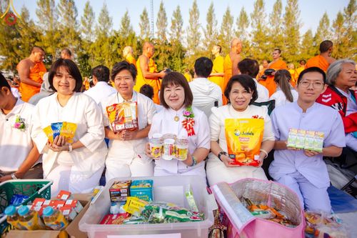 ภาพ No.193032:พิธีตักบาตรพระธรรมยาตรา ณ อนุสรณ์สถานคลองบางนางแท่น อ.สามพราน จ.นครปฐม ในโครงการธรรมยาตรา กตัญญูบูชา มหาปูชนียาจารย์ พระมงคลเทพมุนี(สด จนฺทสโร) พระผู้ปราบมาร อนุสรณ์สถาน 7 แห่ง ปีที่ 13 วันที่ 11 มกราคม พ.ศ.2568