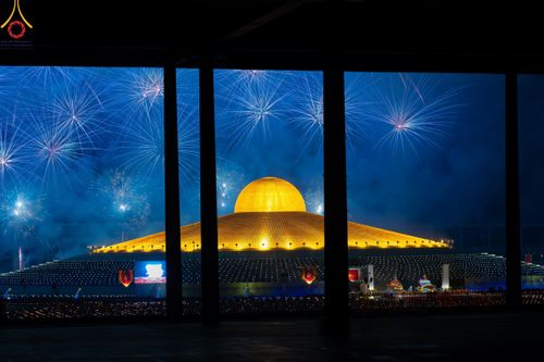 ภาพ No.122295:พิธีจุดประทีปถวายเป็นพุทธบูชา และบูชาธรรมมหาปูชนียาจารย์ พระมงคลเทพมุนี(สด จนฺทสโร) ในโครงการธรรมยาตรา กตัญญูบูชา มหาปูชนียาจารย์ พระมงคลเทพมุนี(สด จนฺทสโร) พระผู้ปราบมาร อนุสรณ์สถาน 7 แห่ง ปีที่ 12 วันที่ 31 มกราคม พ.ศ. 2567 ณ วัดพระธรรมกาย จ.ปทุมธานี (