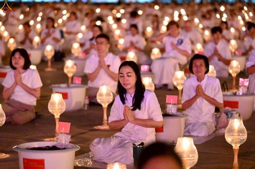 ภาพ No.253709:วันที่ 10 ตุลาคม พ.ศ. 2568 พิธีจุดประทีปบูชาพระผู้ปราบมาร, พิธีจุดประทีปบนพระมหาธรรมกายเจดีย์  20,000 ดวง เนื่องในวันคล้ายวันเกิดครบรอบ 141 ปี พระมงคลเทพมุนี (สด จนฺทสโร)