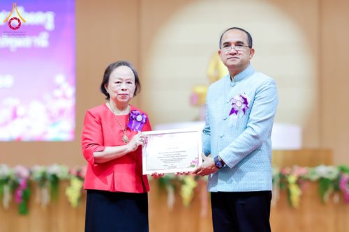 ภาพ No.196120:ผู้ว่าปทุมฯ เปิดงานวันครู ครั้งที่ 69 พ.ศ. 2568 จังหวัดปทุมธานี “เรียนดี มีความสุข : ครูไทยร่วมใจปฏิวัติการศึกษา เด็กฉลาดคิด ฉลาดทำ” ณ วัดพระธรรมกาย - รวมใจระลึกถึงพระคุณบูรพาจารย์ ยกย่องเชิดชูเกียรติผู้ประกอบวิชาชีพทางการศึกษาที่ประกอบคุณงามความดี 