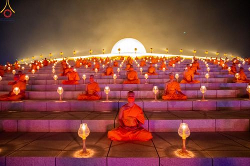 ภาพ No.125090:พิธีเวียนประทักษิณและจุดมาฆประทีป (ชุดที่ 2) ในวันมาฆบูชา เสาร์ที่ 24 กุมภาพันธ์ พ.ศ. 2567 ณ พระมหาธรรมกายเจดีย์ วัดพระธรรมกาย