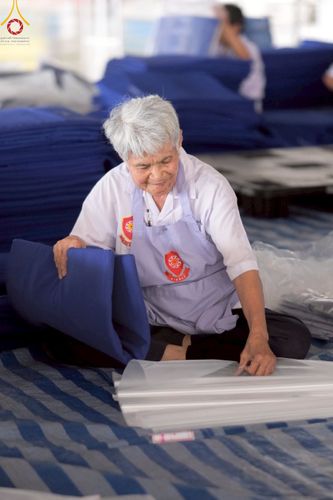 ภาพ No.218531:วันที่ 15 - 18 เมษายน พ.ศ. 2568 การเตรียมภาชนะสำหรับถวายภัตตาหาร , การจัดโต๊ะเก้าอี้ในลานธรรม , การแพ็คพัสดุงานต้อนรับ เพื่องานวันคุ้มครองโลก 22 เมษายน พ.ศ.2568 วัดพระธรรมกาย