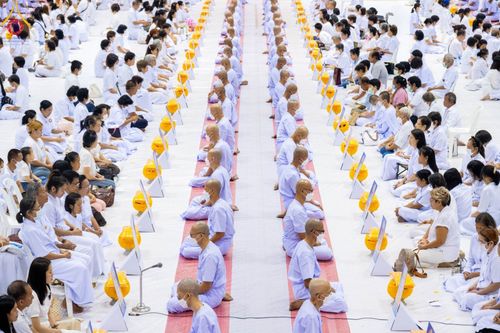 ภาพ No.101497:พิธีเวียนประทักษิณ, พิธีวันทาเจดีย์, พิธีขอขมาและมอบผ้าไตร ในโครงการอุปสมบทหมู่ รุ่นบูชาธรรมมหาปูชนียาจารย์ ณ วัดพระธรรมกาย ในวันที่ 9 ธันวาคม พ.ศ. 2566