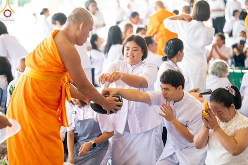 ภาพ No.149979:พิธีตักบาตร , พิธีปฎิบัติธรรม , พิธีถวายภัตตาหารเมนูสวรรค์ ในพรรษาแห่งการเข้าถึงธรรม วันธรรมชัย วันอังคารที่ 27 สิงหาคม พ.ศ.2567 ณ สภาธรรมกายสากล วัดพระธรรมกาย